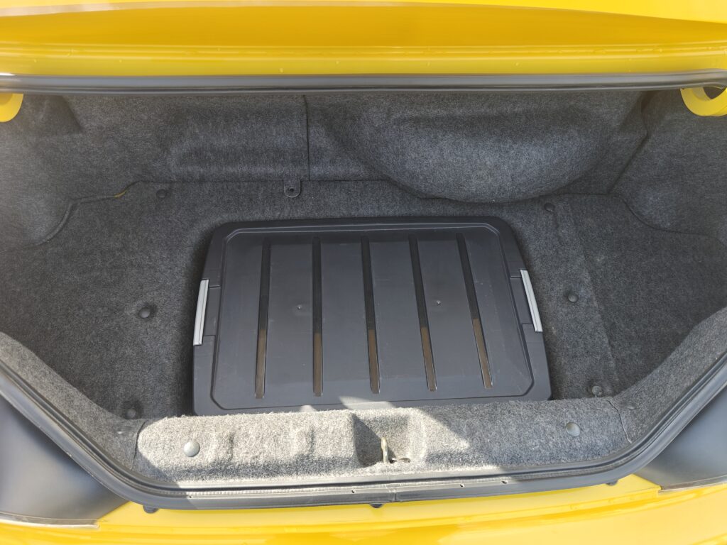 S2000のトランクのくぼみに、アイリスオーヤマのNSK-230が隙間なく収まっている真上からの写真。