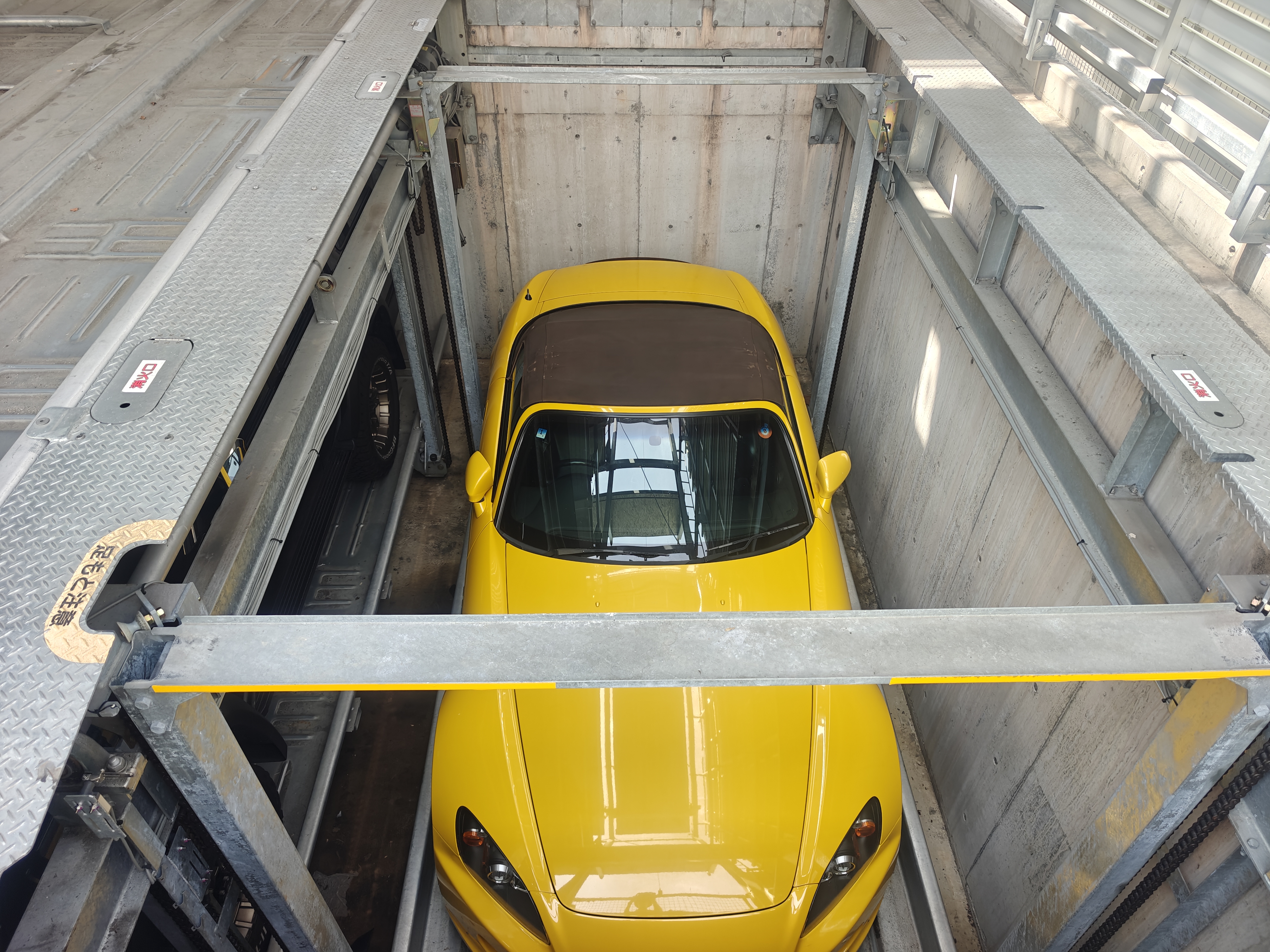 立体駐車場から出庫されるS2000