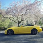 しだれ桜の下に停まる黄色いホンダS2000