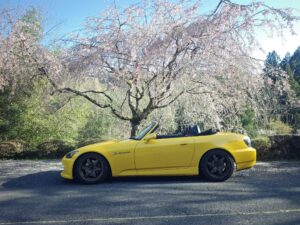 しだれ桜の下に停まる黄色いホンダS2000